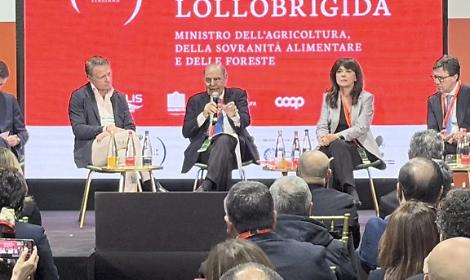 Un momento del forum da Bruno Vespa a Manduria - foto di Cosimo Bellanova