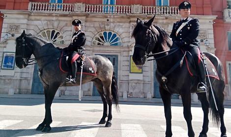 I carabinieri a cavallo davanti al Petruzzelli di Bari