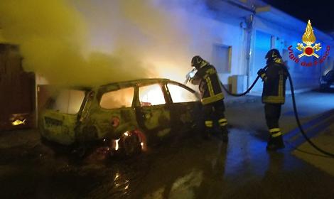 Auto in fiamme nella notte a San Michele Salentino