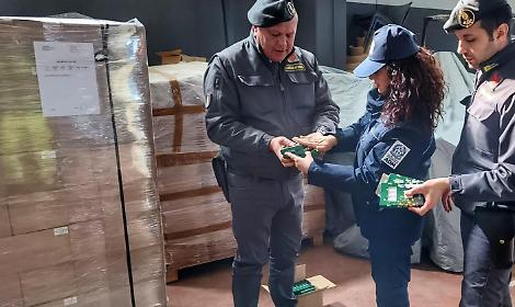 Candele con falso Made in Italy sequestrate al porto di Bari