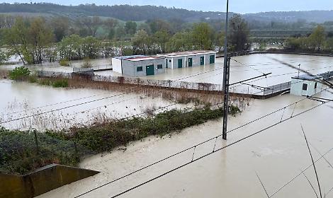 I binari allagati dopo l'esondazione del Cervaro