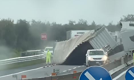 Tir di traverso sull&rsquo;A14, traffico paralizzato tra Canosa e Andria - foto Telesveva