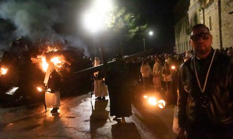 La Croce passa davanti al fal&ograve; acceso a Noicattaro - foto di Carmine La Fratta
