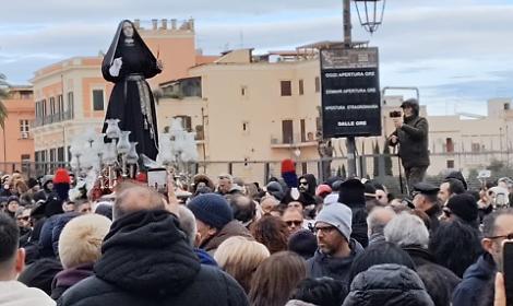 L&rsquo;Addolorata parte nella notte tra ritardi e soste per la pioggia. Le parole dell'Arcivescovo