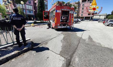 Auto in fiamme in garage condominiale a Barletta