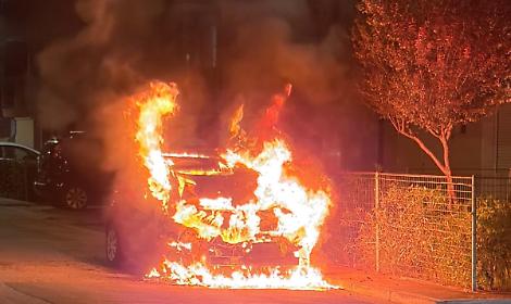 Le fiamme che divorano l'auto della moglie di Bernardo Lodispoto