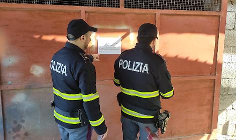 La carrozzeria sequestrata dalla Polizia di Stato a Taranto
