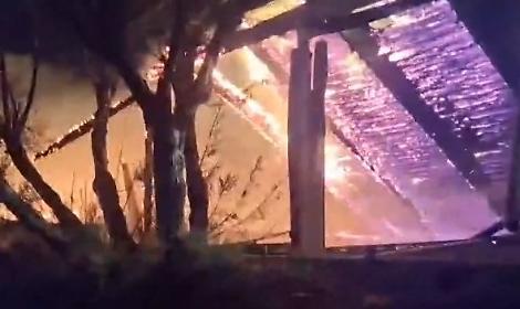 Lido distrutto dalle fiamme, incendio doloso nella notte - foto da Telenorba