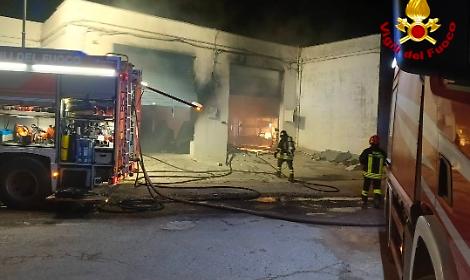 Incendio nella notte a Ostuni, distrutti ape calessino per il turismo
