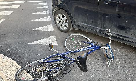 Scontro tra auto e bici all&rsquo;incrocio: ciclista in ospedale