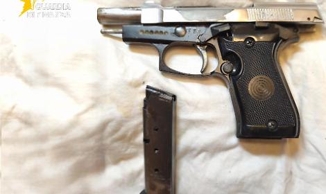 Cocaina e pistola senza matricola, arrestato nel centro storico