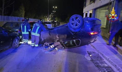Auto si ribalta nella notte, conducente ferito