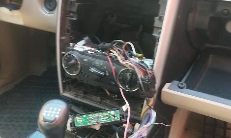 La vettura smontata nella notte - foto di Francesco Manfuso