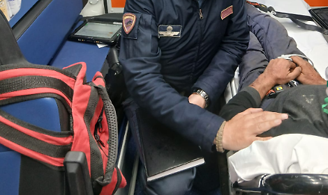 Gli agenti della Polizia di Stato di Lecce in ambulanza dopo il ritrovamento della persona scomparsa