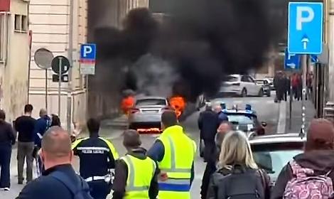 Auto in fiamme in via Melo a Bari