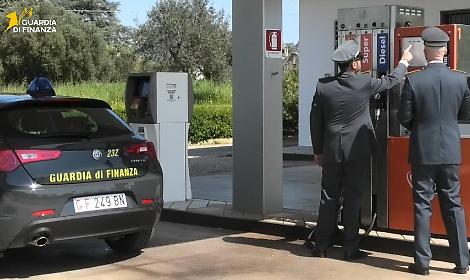 Caro carburante, controlli serrati della Finanza: irregolarit&agrave; in 4 distributoriCaro carburante, controlli serrati della Finanza: irregolarit&agrave; in 4 distributori