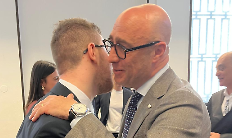 Il Sindaco Piero Bitetti si congratula con uno dei due neolaureati in medicina