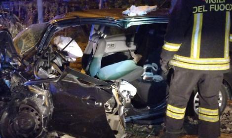 Scontro frontale tra due auto, due morti e cinque feriti gravi