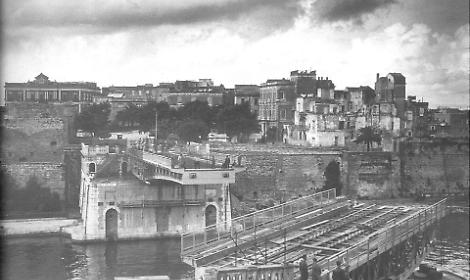 La costruzione del Ponte girevole - foto dalla pagina Facebook di Angelo Mariano