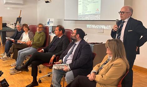 In piedi Mario Landriscina. Seduti i candidati sindaco di Trani