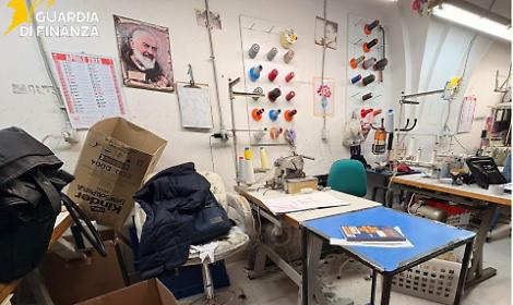 Laboratorio tessile abusivo scoperto, maxi sequestro