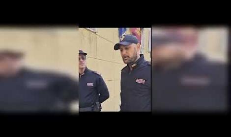 Tenta il suicidio con un coltello, salvato dalla Polizia: due agenti feriti