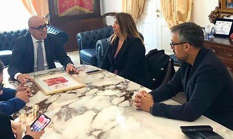 Arte e impresa, E77 dona un&rsquo;opera di Celiberti alla citt&agrave;