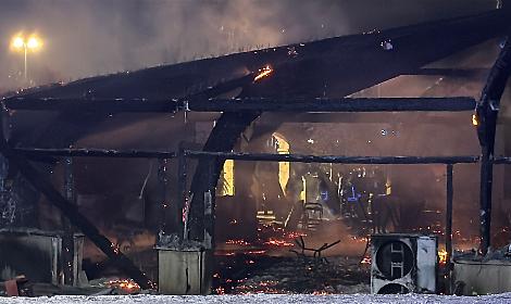 Incendio in un ristorante, distrutto il gazebo - foto di Francesco Manfuso