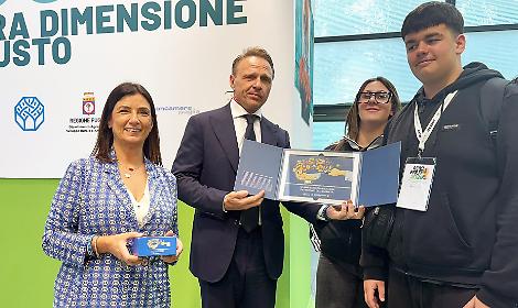 Il Ministro Francesco Lollobrigida e la Presidente Daniela Barreca con alcuni studenti IPSSEOA Mediterraneo premiati a MacFrut Rimini