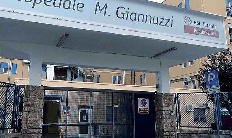 Tentano di rapinare il farmacista a colpi di mazza da baseball: costole fratturate e braccio ingessato