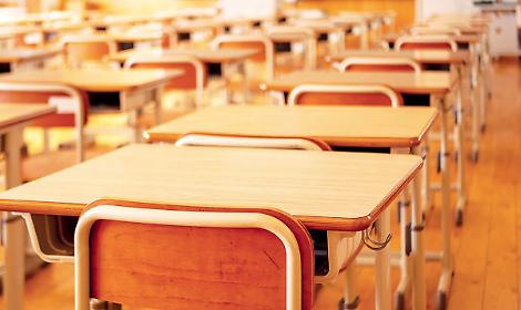 "Il prof. spinge l'alunno contro un muro della classe e minaccia: io ti uccido"