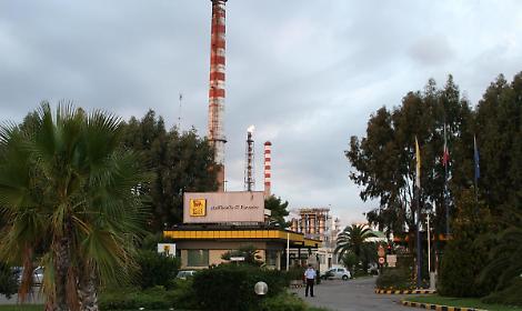 Raffineria Eni, Decaro chiede la revisione dell&rsquo;Aia: "Subito la riduzione delle emissioni"