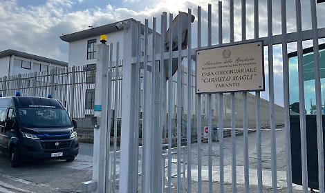 Agente della Penitenziaria aggredito a bastonate nel carcere. Frattura a zigomo e mascella