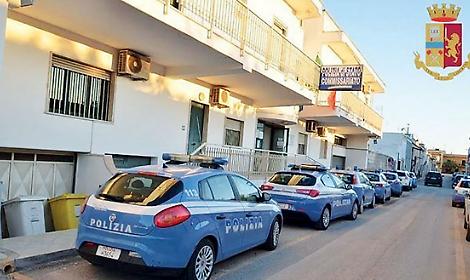 Litiga con una donna e il padre di lei armato di motosega gli danneggia l'auto