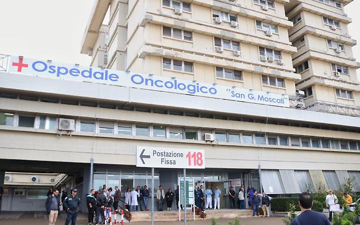 Morte dopo immunoterapia, 5 medici indagati al Moscati