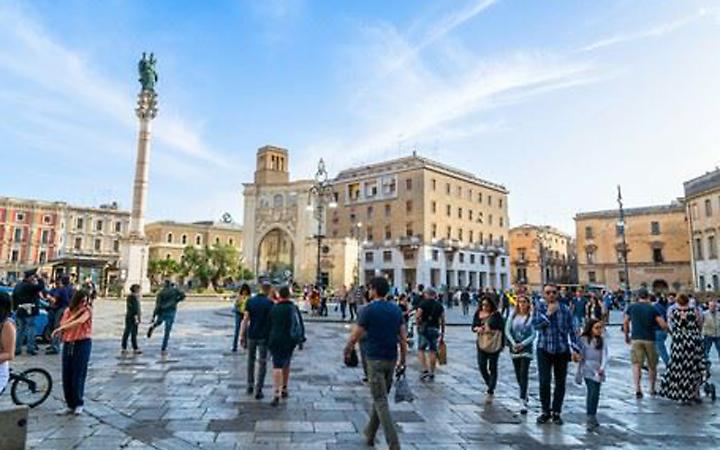 Da Brindisi a Lecce per aggredire due giovani in un locale, uno ha confessato
