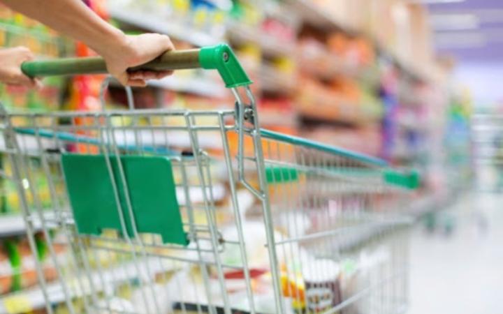 Ruba cibo in un supermercato, viene arrestato e portato in cella