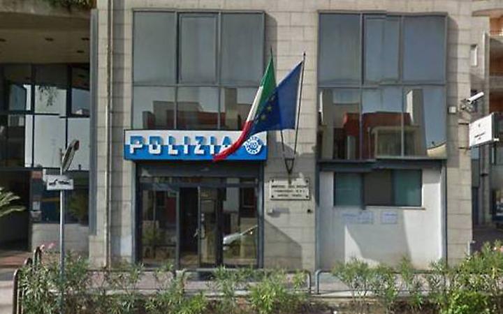 Rubava mance e offerte nei bar, incastrato dalle telecamere: denunciato