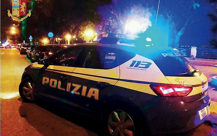 Cerca di colpire gli agenti con una siringa sporca di sangue, arrestato dopo un inseguimento
