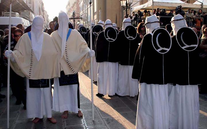 Settimana Santa, stretta sulla movida: vietati vetro e superalcolici. Ecco quando