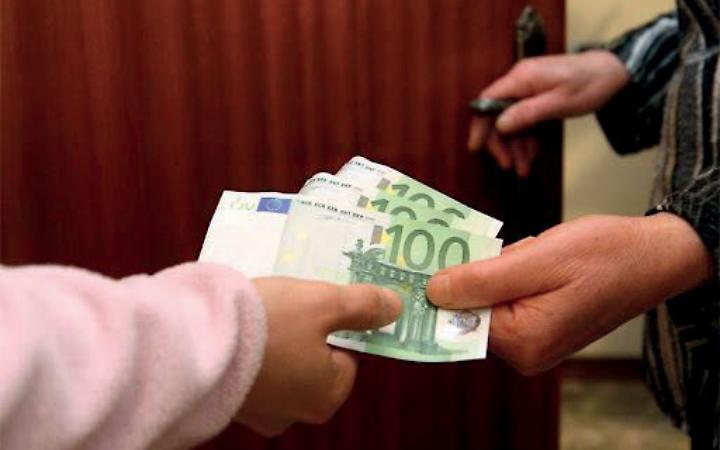 Tentano di truffare un&rsquo;anziana chiedendo oro e soldi, decisivo l'intervento della polizia