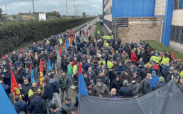 Acciaierie d&rsquo;Italia chiede la proroga della Cigs: coinvolti oltre 3.800 lavoratori a Taranto