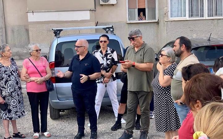 Cosimo Borraccino nel quartiere Paolo Vi 