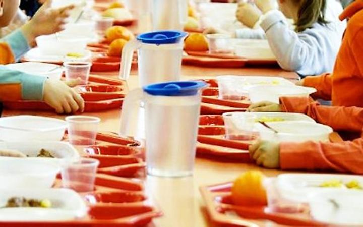 Totani interi alla mensa scolastica, il sindaco convoca la ditta: “Problema tecnico, ora più controlli”