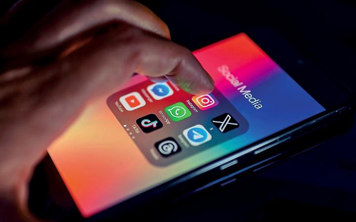 Allarme WhatsApp: il finto voto alla figlia svuota i contatti e chiede soldi
