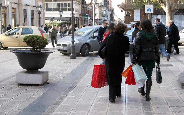 Saldi invernali e crisi del commercio Moda, Confesercenti chiede interventi strutturali
