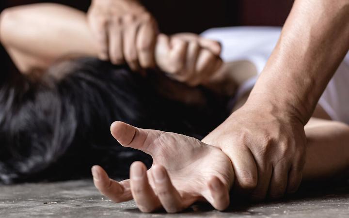 Separato da 10 anni, continuava a perseguitare il compagno della ex: arrestato