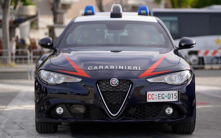 Tenta di strangolare una donna in una Rsa: arrestato un 55enne