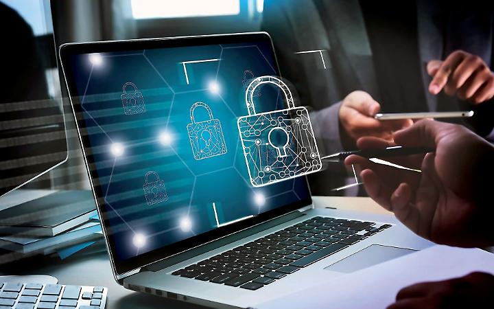 Pedopornografia online, arrestato 41enne: oltre 600 file sugli hard disk