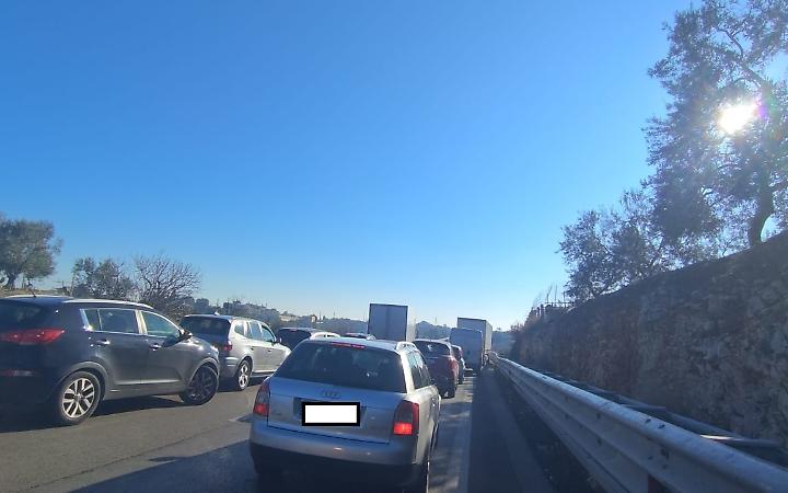 Travolto e ucciso all'alba un 25enne mentre prestava soccorso. Caccia al pirata della strada